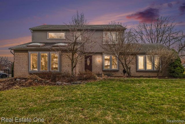 22677 Shadowglen Drive, Farmington Hills, MI 48335
