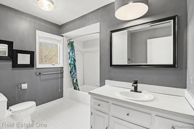 22677 Shadowglen Drive, Farmington Hills, MI 48335