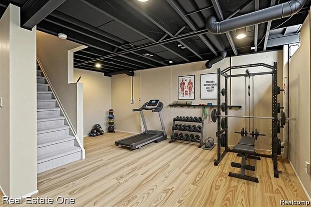 22677 Shadowglen Drive, Farmington Hills, MI 48335