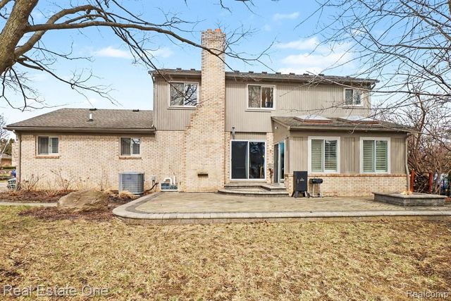 22677 Shadowglen Drive, Farmington Hills, MI 48335