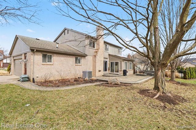 22677 Shadowglen Drive, Farmington Hills, MI 48335