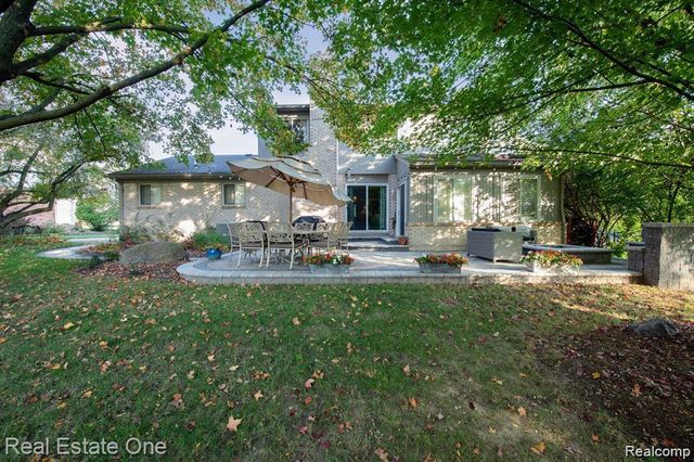 22677 Shadowglen Drive, Farmington Hills, MI 48335