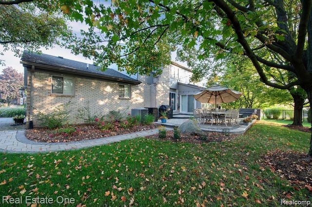 22677 Shadowglen Drive, Farmington Hills, MI 48335
