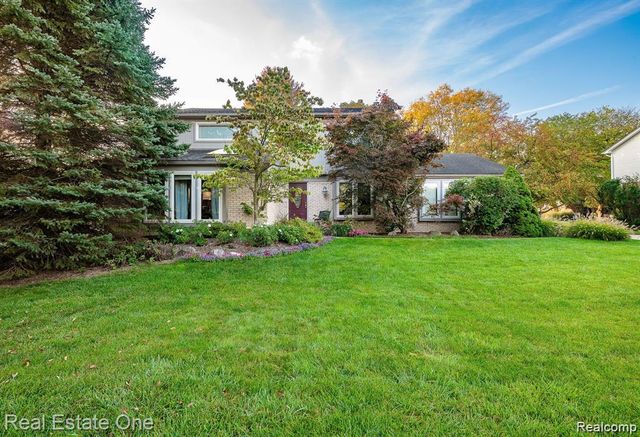 22677 Shadowglen Drive, Farmington Hills, MI 48335