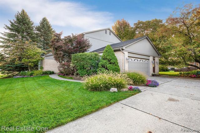 22677 Shadowglen Drive, Farmington Hills, MI 48335
