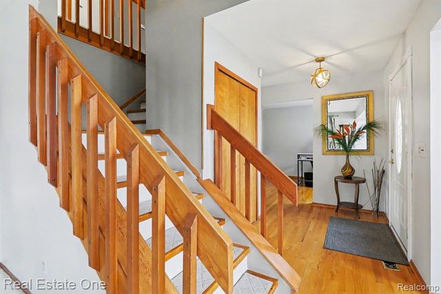 22677 Shadowglen Drive, Farmington Hills, MI 48335