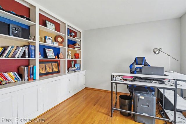 22677 Shadowglen Drive, Farmington Hills, MI 48335