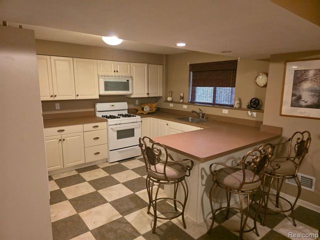 1023 Old Leake Court, Holly, MI 48442