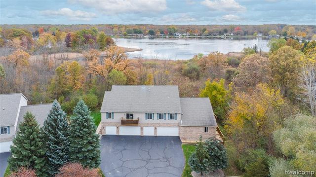 1023 Old Leake Court, Holly, MI 48442