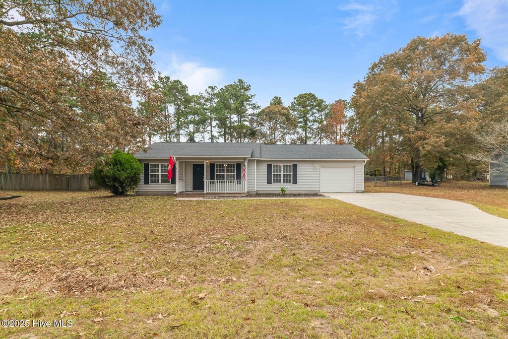 204 Chappell Creek Court, Richlands, NC 28574