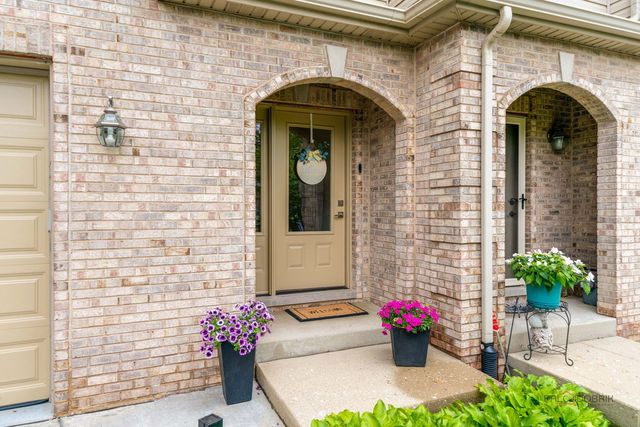 695 E Nerge Road, Roselle, IL 60172