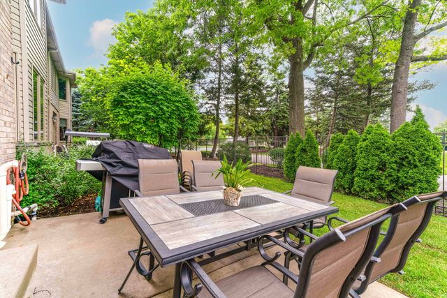 695 E Nerge Road, Roselle, IL 60172