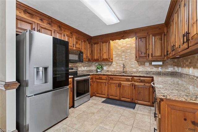 554 Glen Haven DR E, Suffolk, VA 23437