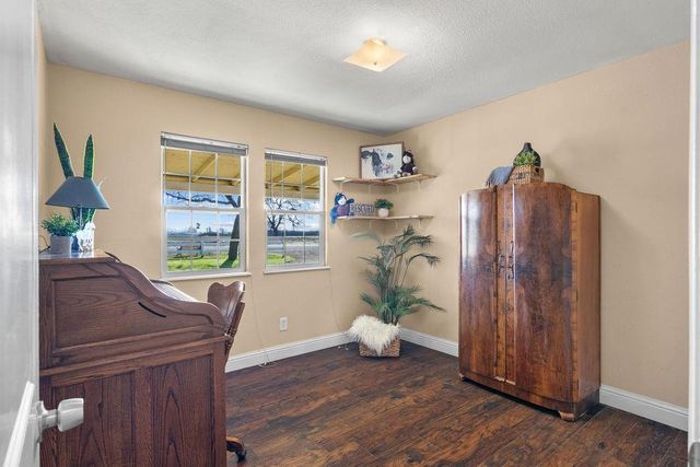 5801 Pleasant Valley Rd, Oakdale, CA 95361