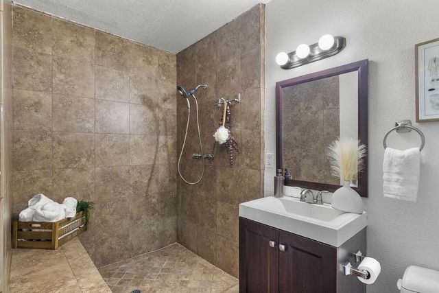 5801 Pleasant Valley Rd, Oakdale, CA 95361