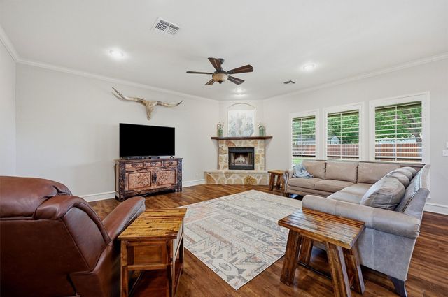 201 Hillside Lane, Lindsay, TX 76250