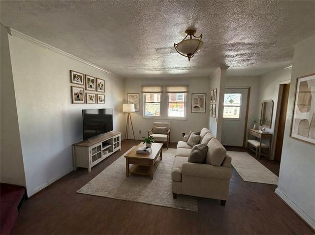 1011 Chartiers Ave, Mckees Rocks, PA 15136