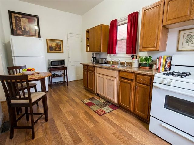 1011 Chartiers Ave, Mckees Rocks, PA 15136