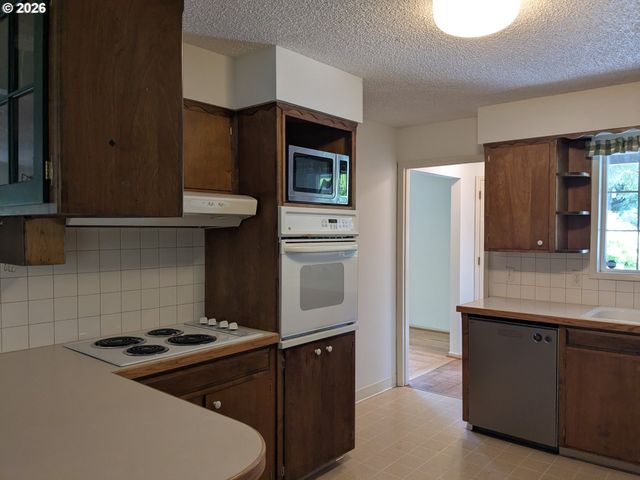 15341 S HATTAN Rd, Oregon City, OR 97045