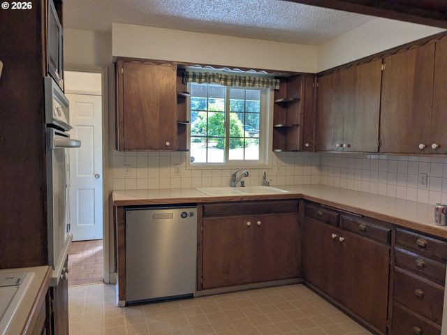 15341 S HATTAN Rd, Oregon City, OR 97045