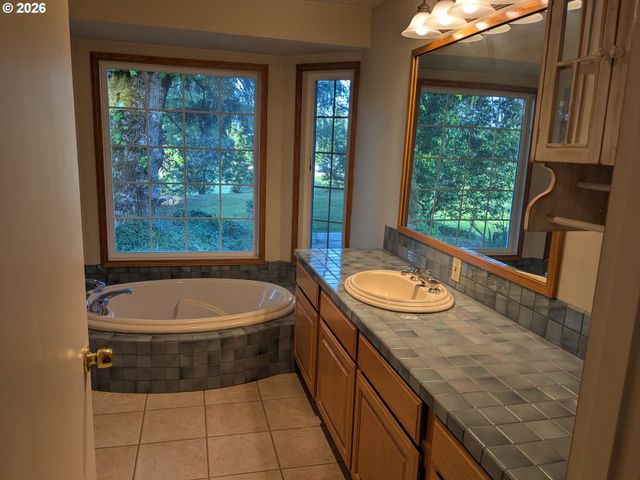 15341 S HATTAN Rd, Oregon City, OR 97045