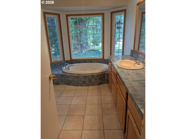 15341 S HATTAN Rd, Oregon City, OR 97045