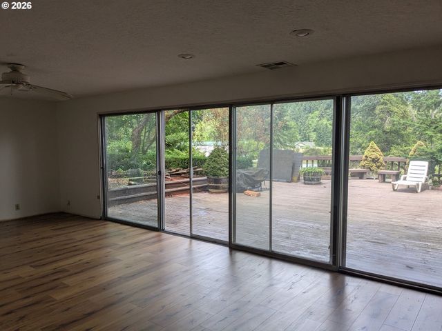 15341 S HATTAN Rd, Oregon City, OR 97045