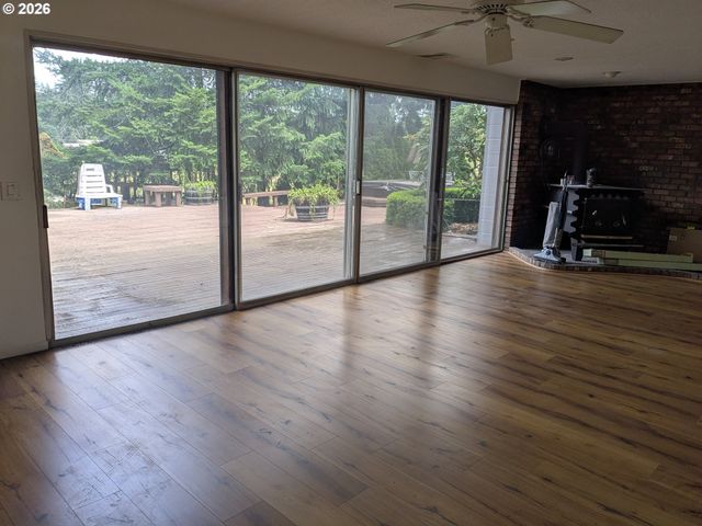 15341 S HATTAN Rd, Oregon City, OR 97045