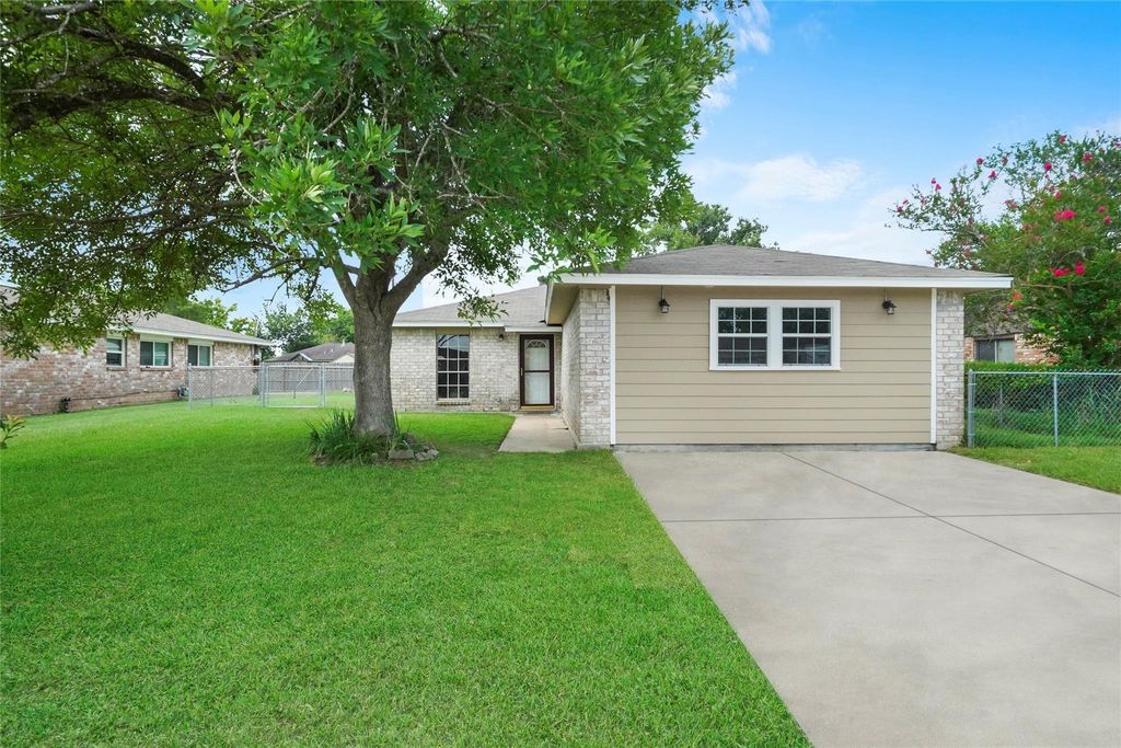 205 Bert Street, Angleton, TX 77515