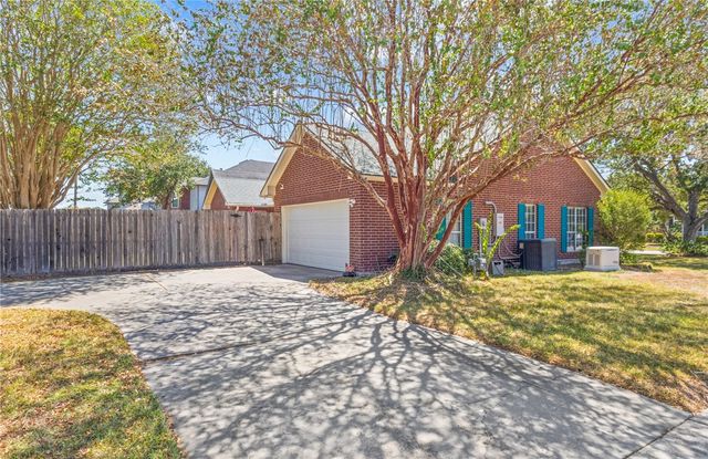 4502 Lake Charles Dr, Corpus Christi, TX 78413