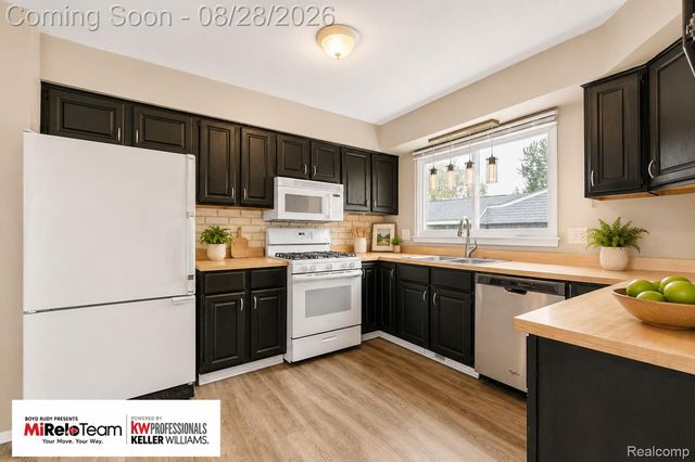 352 Winchester Street, South Lyon, MI 48178