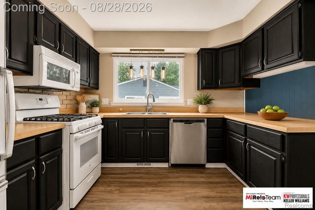 352 Winchester Street, South Lyon, MI 48178