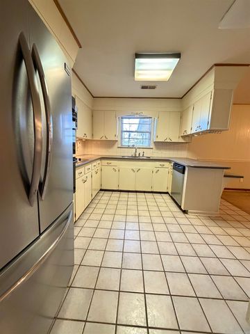 8812 Holiday Drive, Sherwood, AR 72120