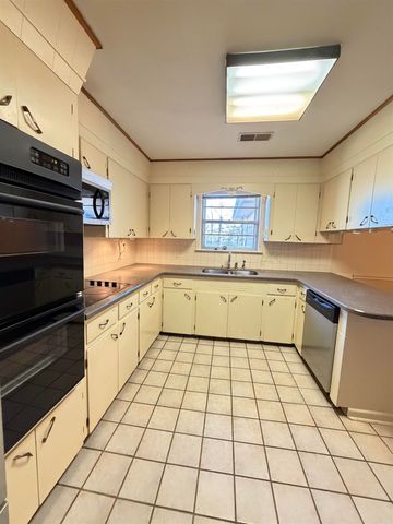 8812 Holiday Drive, Sherwood, AR 72120