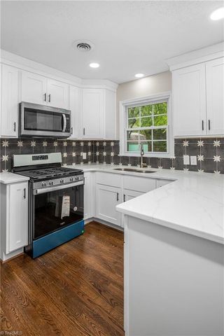 701 N Peace Haven Road, Winston-salem, NC 27104