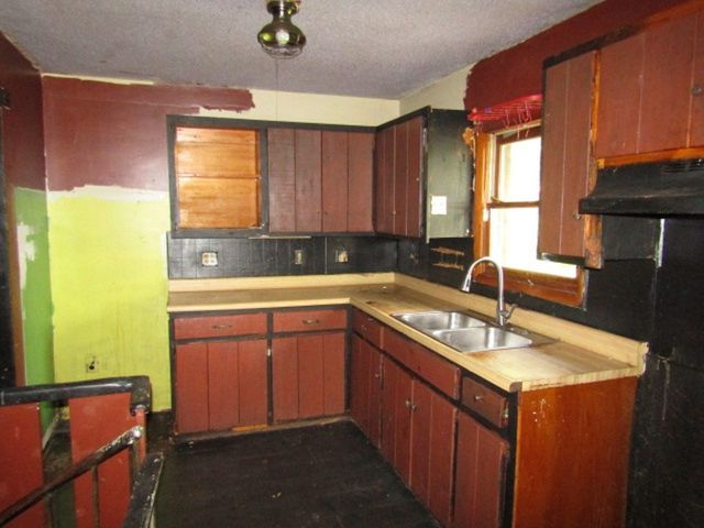 2625 Poinsettia Dr, White Oak, PA 15131