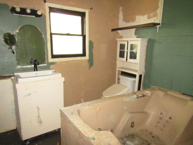 2625 Poinsettia Dr, White Oak, PA 15131