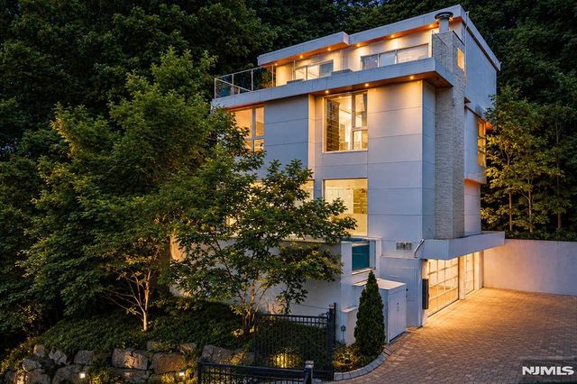 31A Casta Lane, Edgewater, NJ 07020