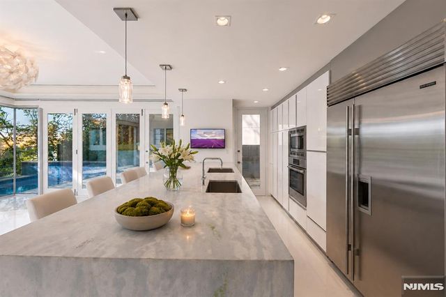 31A Casta Lane, Edgewater, NJ 07020