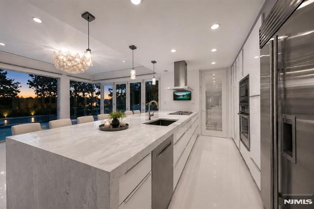 31A Casta Lane, Edgewater, NJ 07020