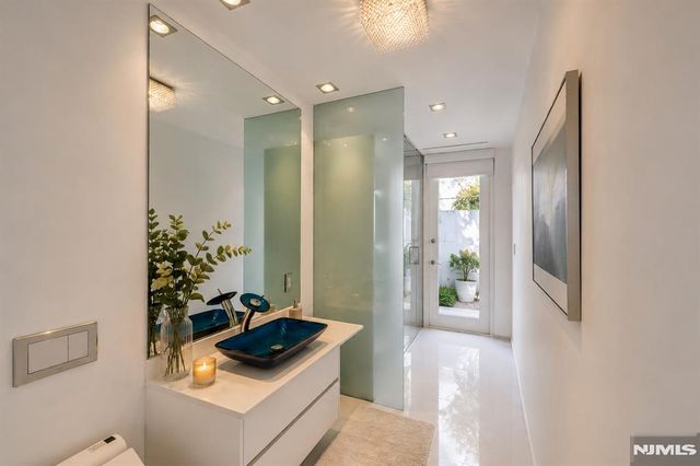 31A Casta Lane, Edgewater, NJ 07020