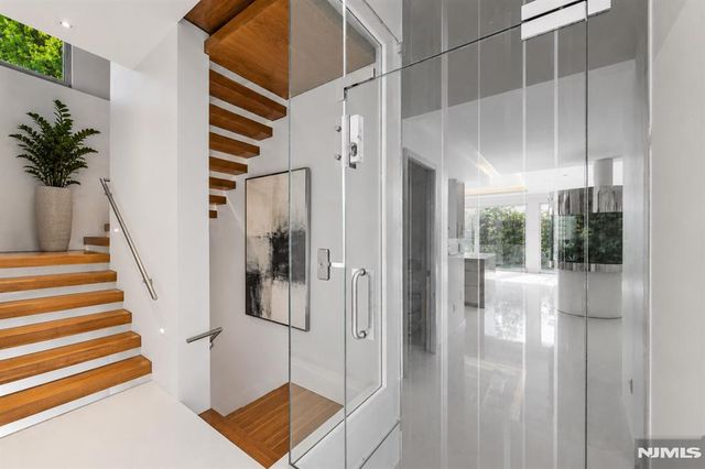31A Casta Lane, Edgewater, NJ 07020