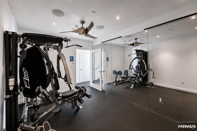 31A Casta Lane, Edgewater, NJ 07020