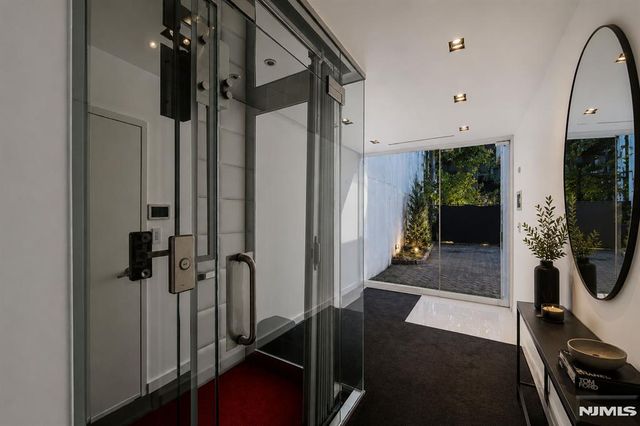 31A Casta Lane, Edgewater, NJ 07020