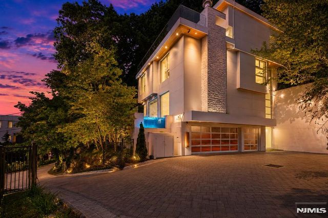 31A Casta Lane, Edgewater, NJ 07020
