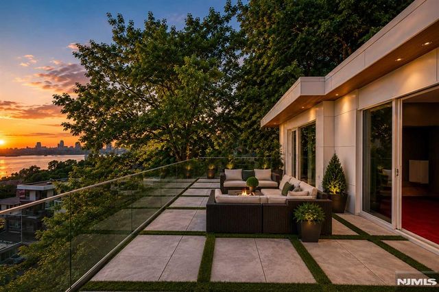 31A Casta Lane, Edgewater, NJ 07020