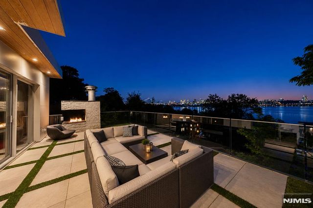 31A Casta Lane, Edgewater, NJ 07020