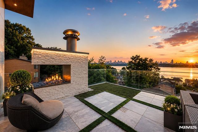 31A Casta Lane, Edgewater, NJ 07020