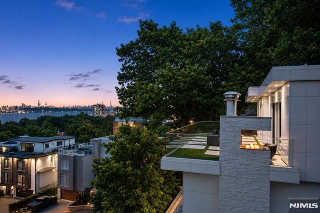 31A Casta Lane, Edgewater, NJ 07020