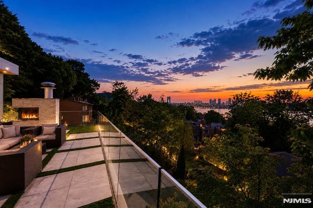 31A Casta Lane, Edgewater, NJ 07020
